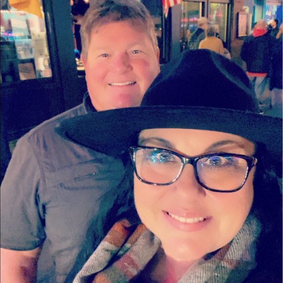 Meet your Posher, Laura - Picture 2 of 4